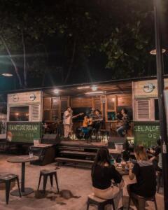 Suasana Loko Cafe dengan live music