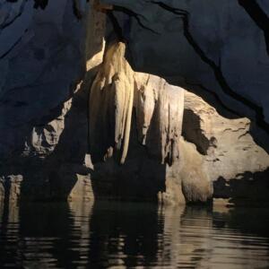 Formasi stalaktit dan stalagmit