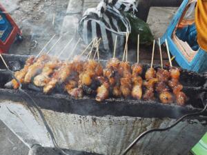 Proses membakar sate kere