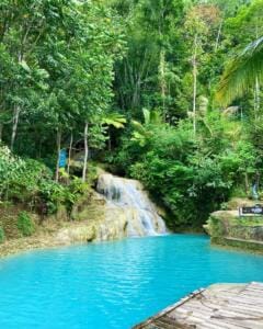 Kolam Alami air jernih berwarna biru kehijauan
