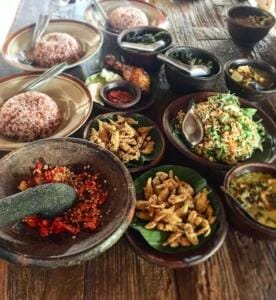 Hidangan lengkap sego abang dengan aneka lauk
