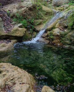 Warna air biru kehijauan khas Air Terjun Kembang Soka